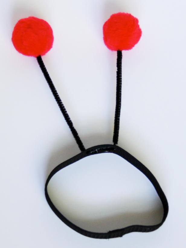 CI-Carla-Wiking_Halloween-Dog-lady-bug-costume-assemble-antennae-step8_v CI-Carla-Wiking_Halloween-Dog-lady-bug-costume-assemble-antennae-step8_v