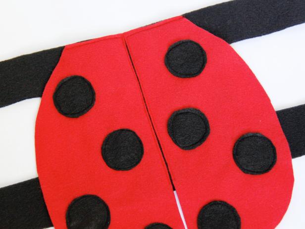 CI-Carla-Wiking_Halloween-Dog-lady-bug-costume-wings-on-harness-step5_h CI-Carla-Wiking_Halloween-Dog-lady-bug-costume-wings-on-harness-step5_h