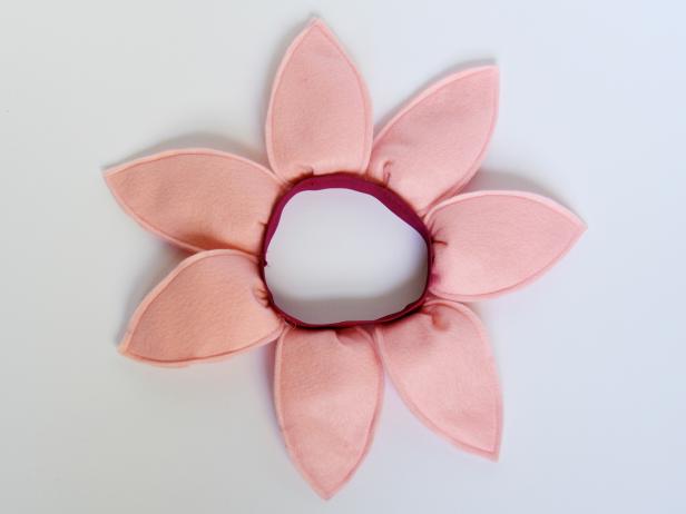 CI-Carla-Wiking_Halloween-dog-costume-flower-bend-back-petals-step7_h CI-Carla-Wiking_Halloween-dog-costume-flower-bend-back-petals-step7_h