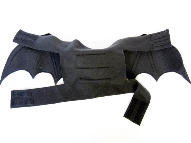 CI-Carla-Wiking_Halloween-dog-costume-bat-wings-attach-Velcro-step9_h CI-Carla-Wiking_Halloween-dog-costume-bat-wings-attach-Velcro-step9_h
