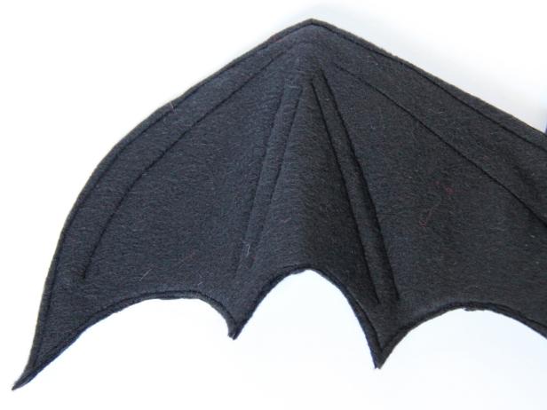 CI-Carla-Wiking_Halloween-dog-costume-bat-wings-sew-together-step6_h CI-Carla-Wiking_Halloween-dog-costume-bat-wings-sew-together-step6_h