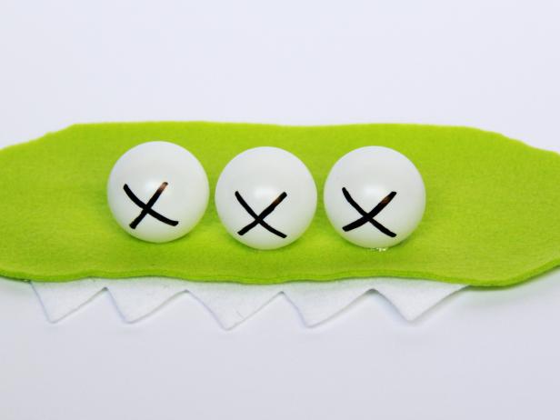 CI-Carla-Wiking_Halloween-dog-monster-costume-attach-eyes-step6_h CI-Carla-Wiking_Halloween-dog-monster-costume-attach-eyes-step6_h