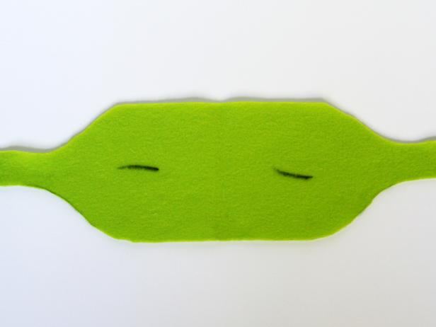 CI-Carla-Wiking_Halloween-dog-monster-costume-ear-holes-step2_h CI-Carla-Wiking_Halloween-dog-monster-costume-ear-holes-step2_h