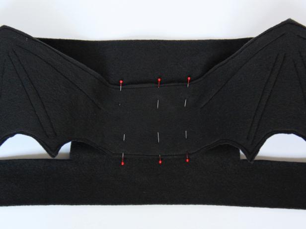 CI-Carla-Wiking_Halloween-dog-costume-bat-wings-attach-wings-and-harness-step8_h CI-Carla-Wiking_Halloween-dog-costume-bat-wings-attach-wings-and-harness-step8_h