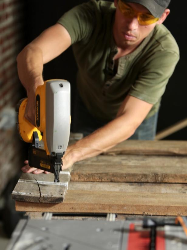 Original_Pallet-Headboard-position-nail-first-plank10_v Original_Pallet-Headboard-position-nail-first-plank10_v