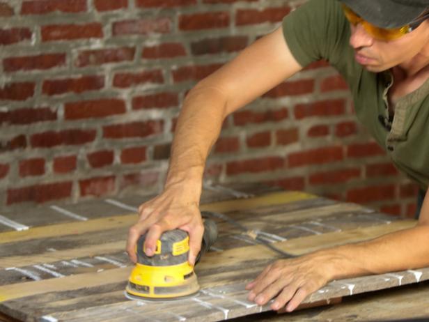 Original_Pallet-Headboard-sanding-planks17_h Original_Pallet-Headboard-sanding-planks17_h