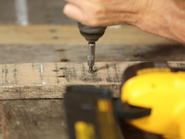 Original_Pallet-Headboard-screw-to-flatten13_h Original_Pallet-Headboard-screw-to-flatten13_h