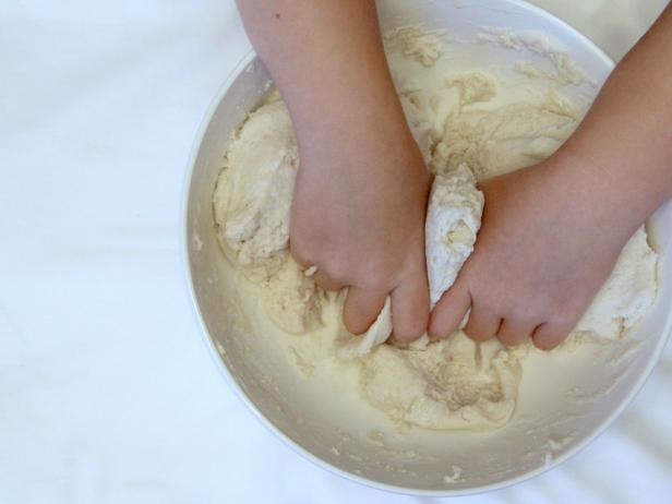 CI-Jess-Abbott_Christmas-ornament-salt-dough-hand-print-knead3_h CI-Jess-Abbott_Christmas-ornament-salt-dough-hand-print-knead3_h