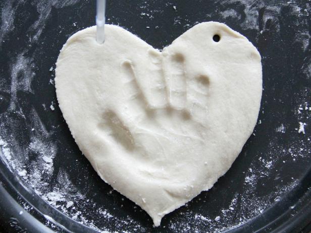 CI-Jess-Abbott_Christmas-ornament-salt-dough-hand-print-poke-holes6_h CI-Jess-Abbott_Christmas-ornament-salt-dough-hand-print-poke-holes6_h