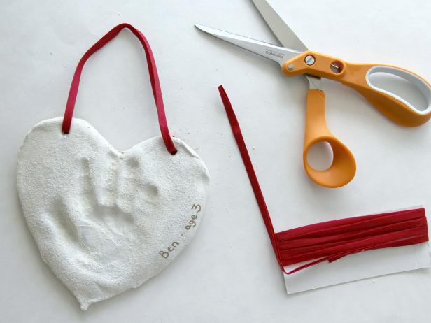 CI-Jess-Abbott_Christmas-ornament-salt-dough-hand-print-poke-ribbon10_h CI-Jess-Abbott_Christmas-ornament-salt-dough-hand-print-poke-ribbon10_h