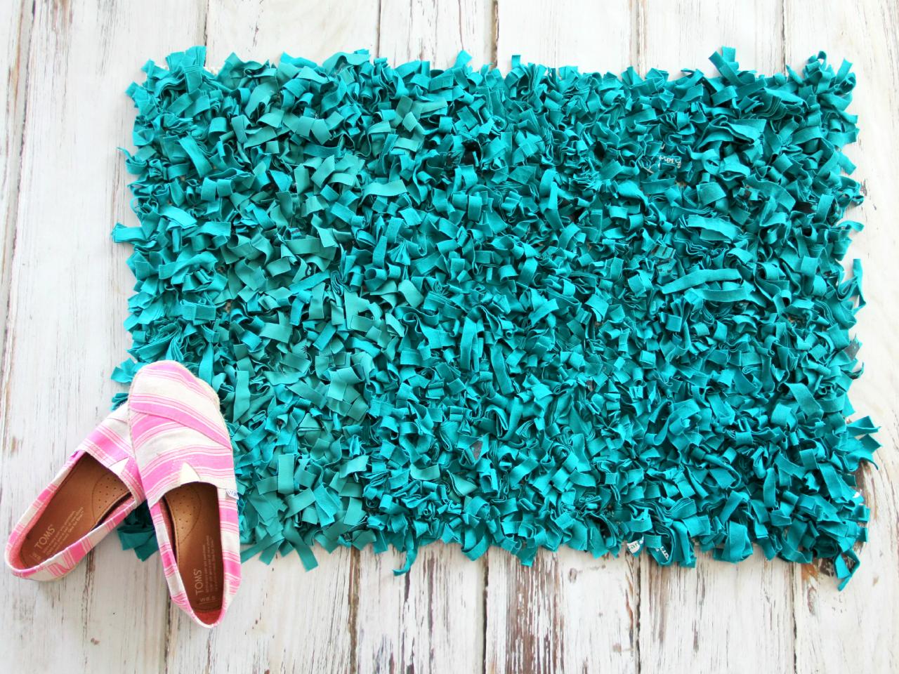 Craft an Inexpensive Rug Using Old TShirts howtos DIY