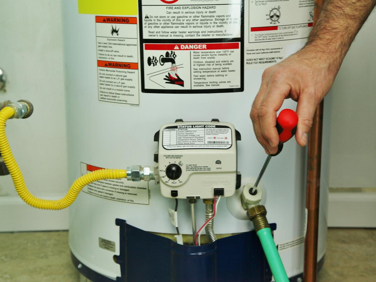 How do you replace the drain valve in a gas water heater?