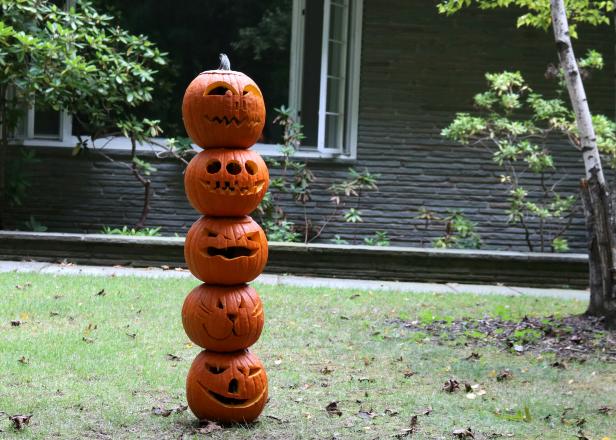 How to make a pumpkin totem pole. Stack all pumpkins on the fence post.