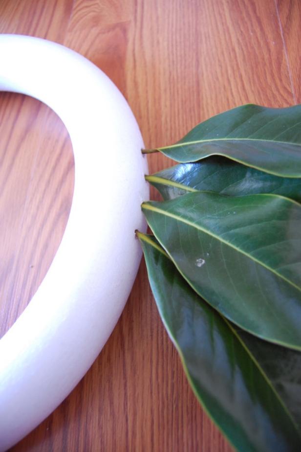 DIY Magnolia Wreath with Fresh Leaves and Foam Form DIY Magnolia Wreath with Fresh Leaves and Foam Form