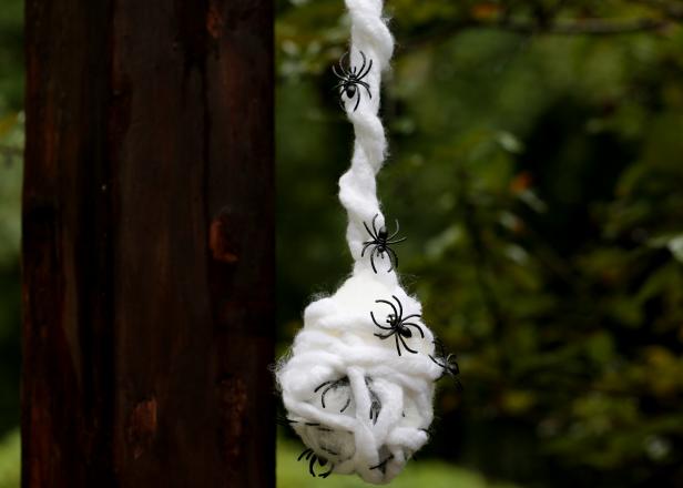 Craft a Fake Spider Web Nest Craft a Fake Spider Web Nest