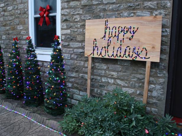 DIY Happy Holidays Sign and Tomato Cage Trees
DIY Happy Holidays Sign and Tomato Cage Trees