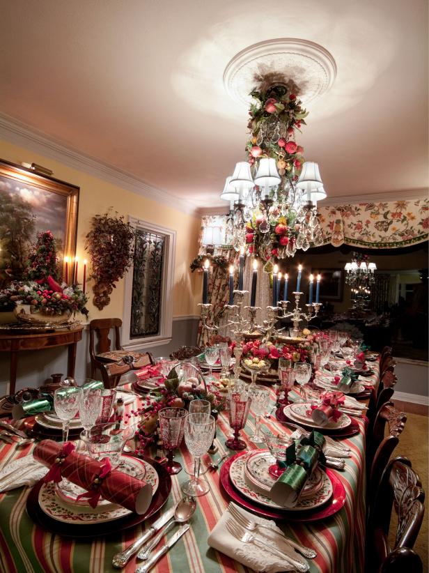 Traditional Red and Green Holiday Dining Room and Table Setting
Traditional Red and Green Holiday Dining Room and Table Setting