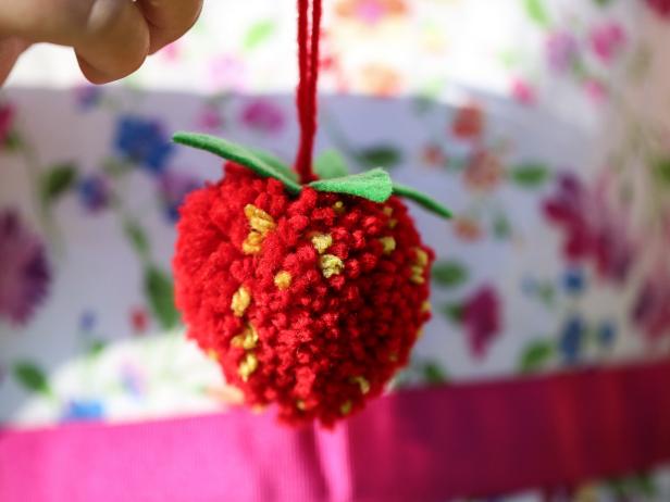 Strawberry Pom Pom Strawberry Pom Pom