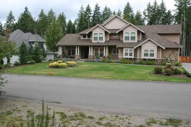 Front Yard with Lawn and House Traditional Front Yard Landscape Design