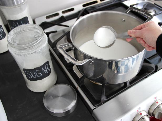 Pour Sugar pouring sugar