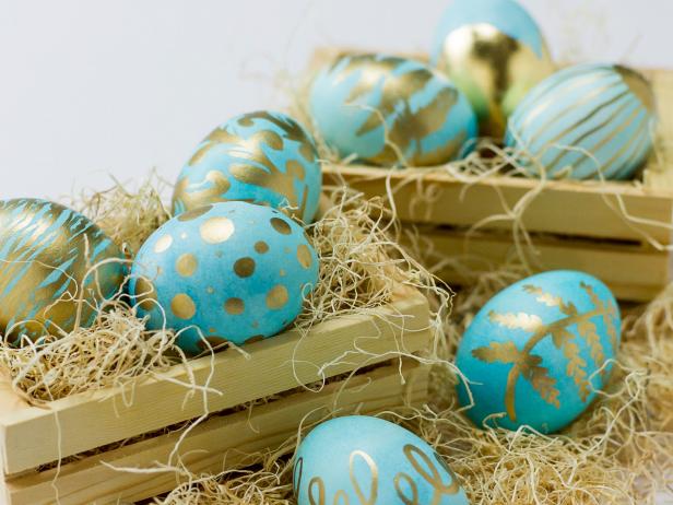 Blue and Gold Leaf Easter Egg DIY Blue and Gold Leaf Easter Egg DIY