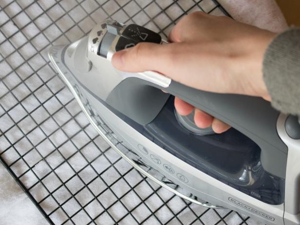 How to Clean an Iron How to Clean an Iron