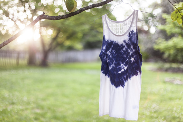Wash the tie-dyed fabric with mild detergent, then hang it out to dry.