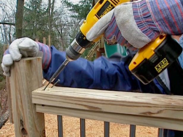 How to Build a Conduit Fence how-tos DIY