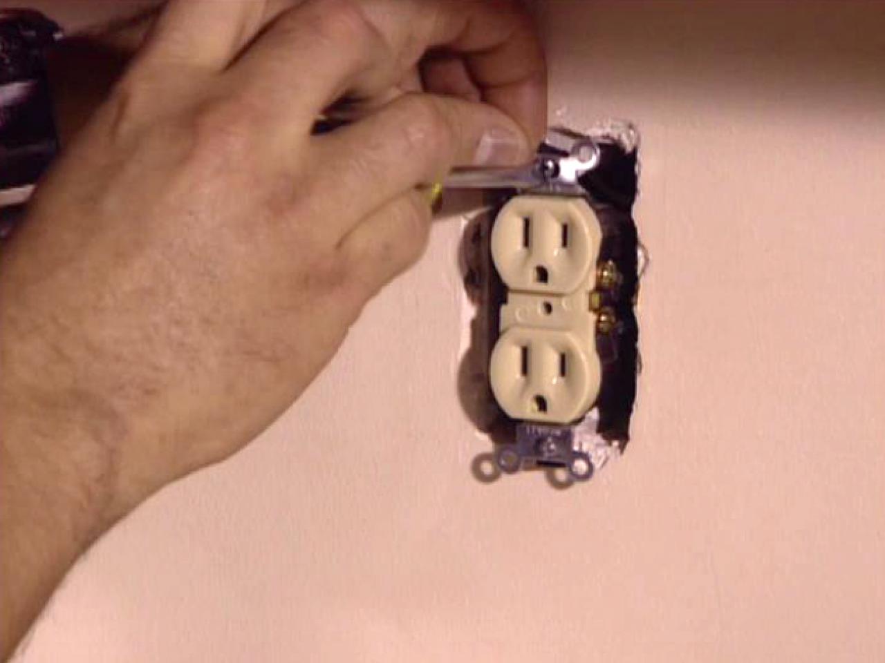 Installing a GFCI Outlet howtos DIY