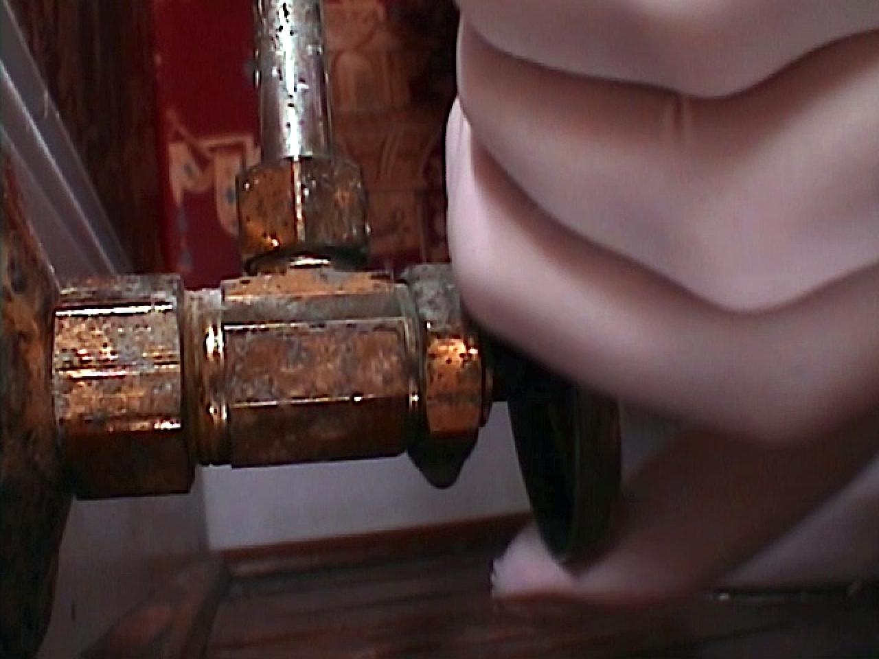 How to Rebuild a Toilet Tank howtos DIY