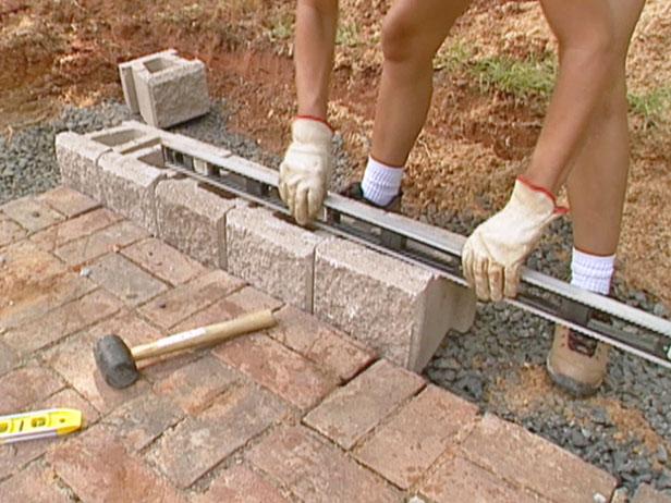 How To Build A Block Retaining Wall Tos Diy - What Is The Best Adhesive For Retaining Wall Blocks