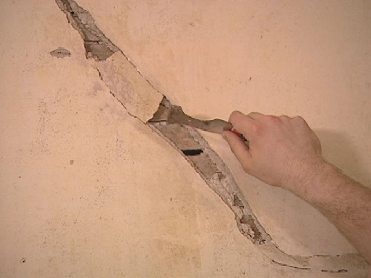 How to Restore Cracked Plaster  how-tos  DIY