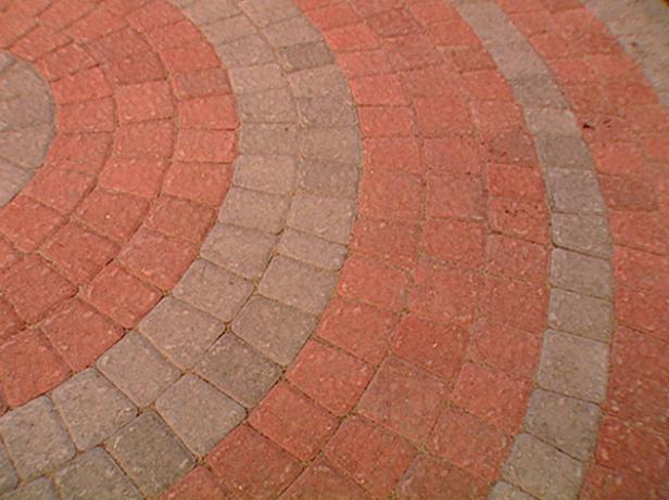 How To Lay A Circular Paver Patio, Round Outdoor Pavers
