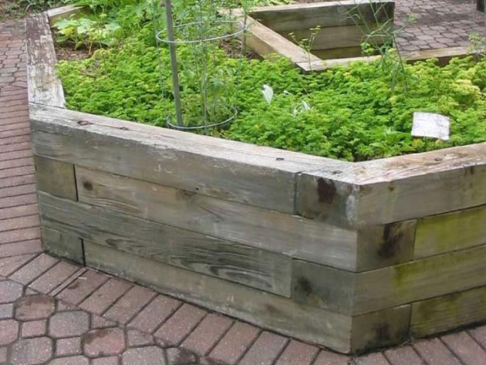 Tips for Creating Raised Bed Planters | DIY