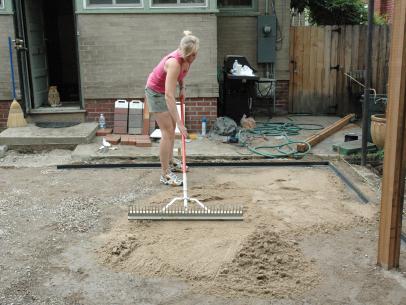 How To Lay A Brick Paver Patio, Laying Patio Pavers On Dirt