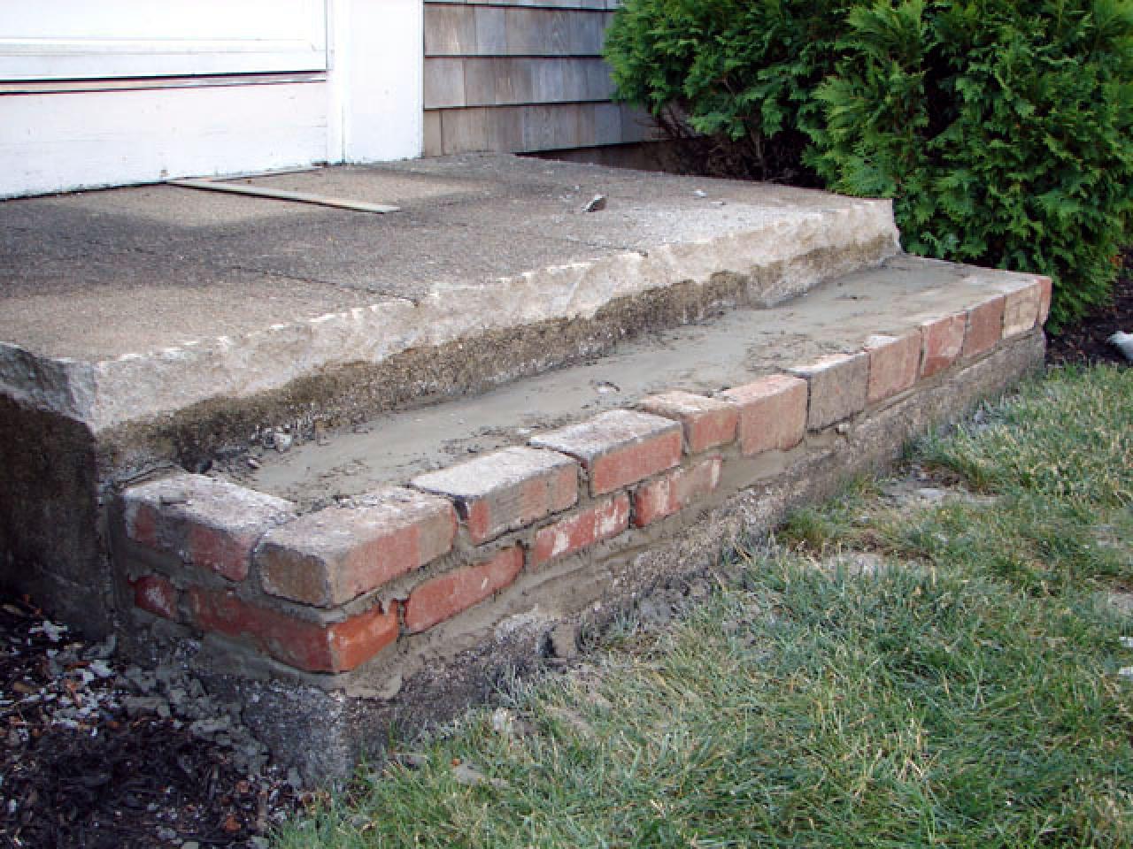 Featured image of post Front Door Landing And Steps : The landing pad between house and front walk or city sidewalk, a stoop may be as small as a single step to the front door of a country farmhouse, or as tall and imposing as the stone steps leading to the parlor floor of a brooklyn brownstone.
