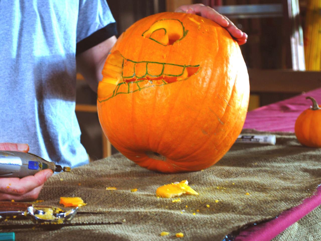 Halloween Pumpkin Carving: A Large Pumpkin Eating a Small Pumpkin | how ...