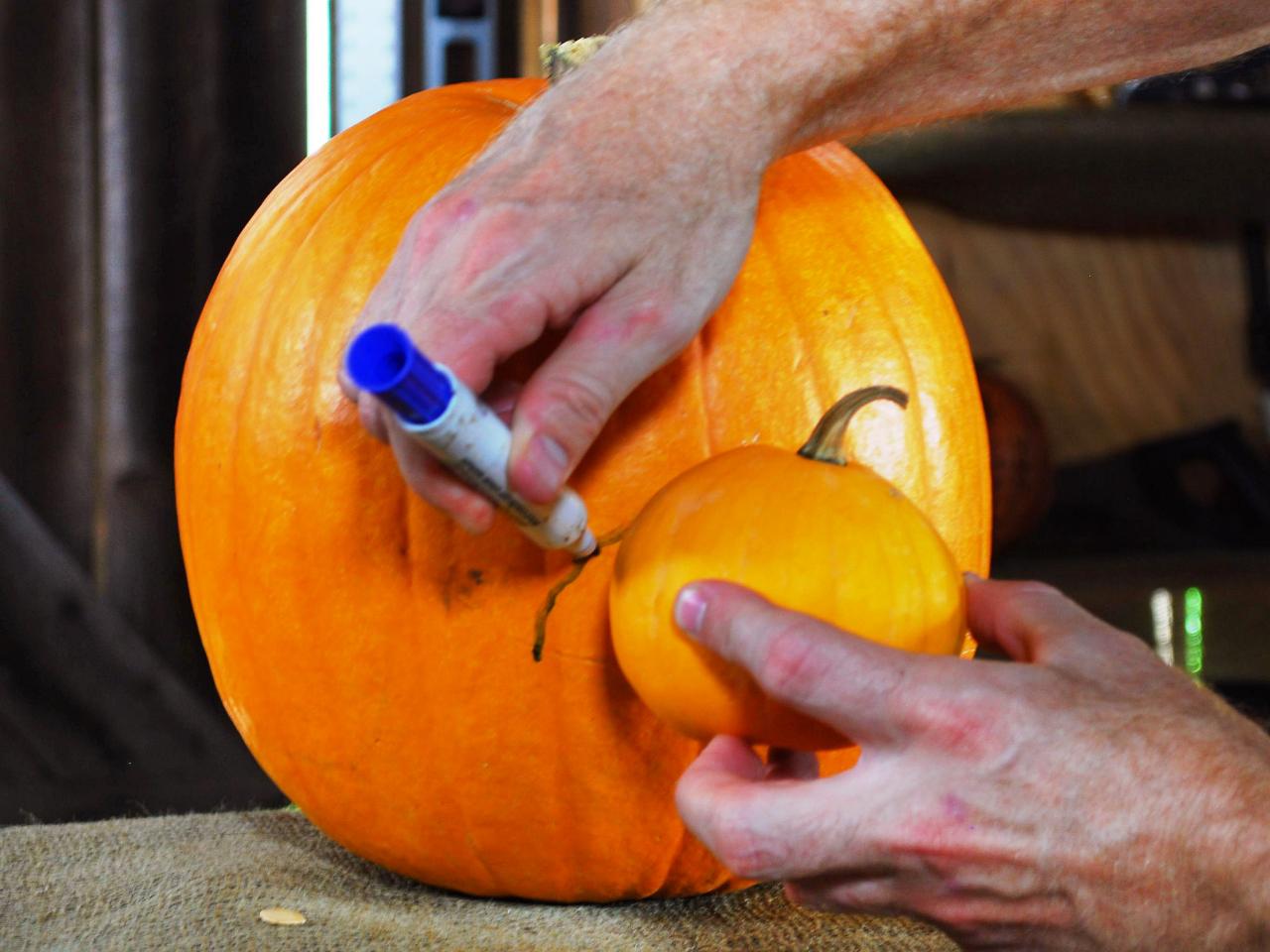 halloween-pumpkin-carving-a-large-pumpkin-eating-a-small-pumpkin-how