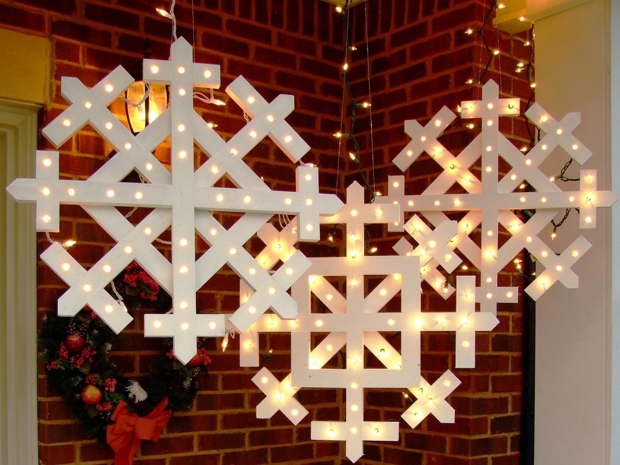 How to Make Wooden Snowflakes With Lights | how-tos | DIY
