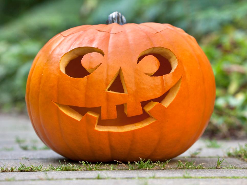 22 Traditional Pumpkin Carving Ideas DIY   1420851319631 