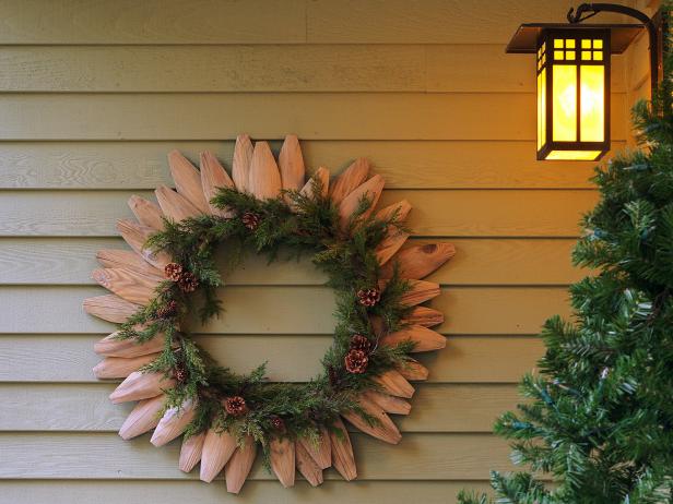 how to make a wreath from fence pieces and garland diy