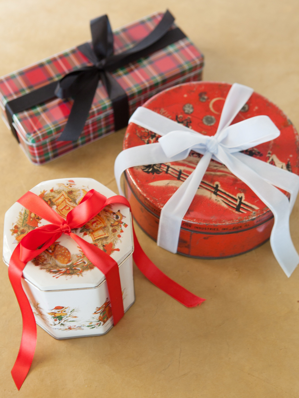 Jaffa Imports 50 x RED TARTAN Gift Tags & Tying Ribbon Hamper Basket Tag