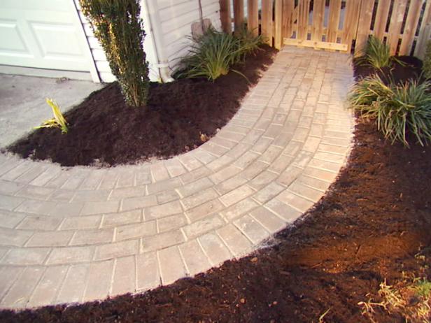 Building A Brick Walkway How Tos Diy, How To Make A Garden Path With Bricks
