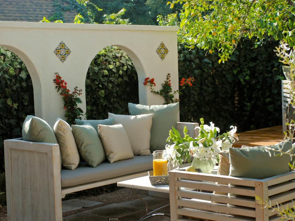 12 Budget-Friendly Backyards | DIY