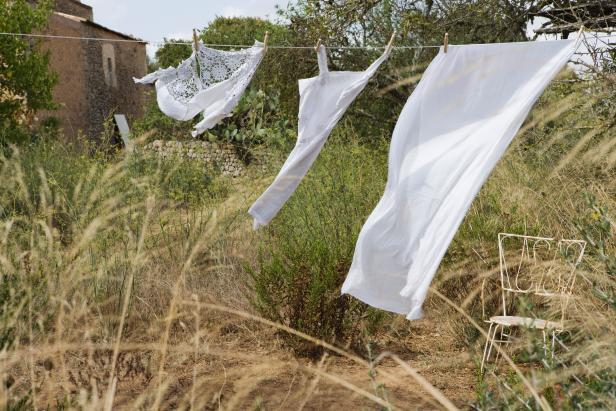 TS-91910317_white-laundry-on-clothesline_s4x3