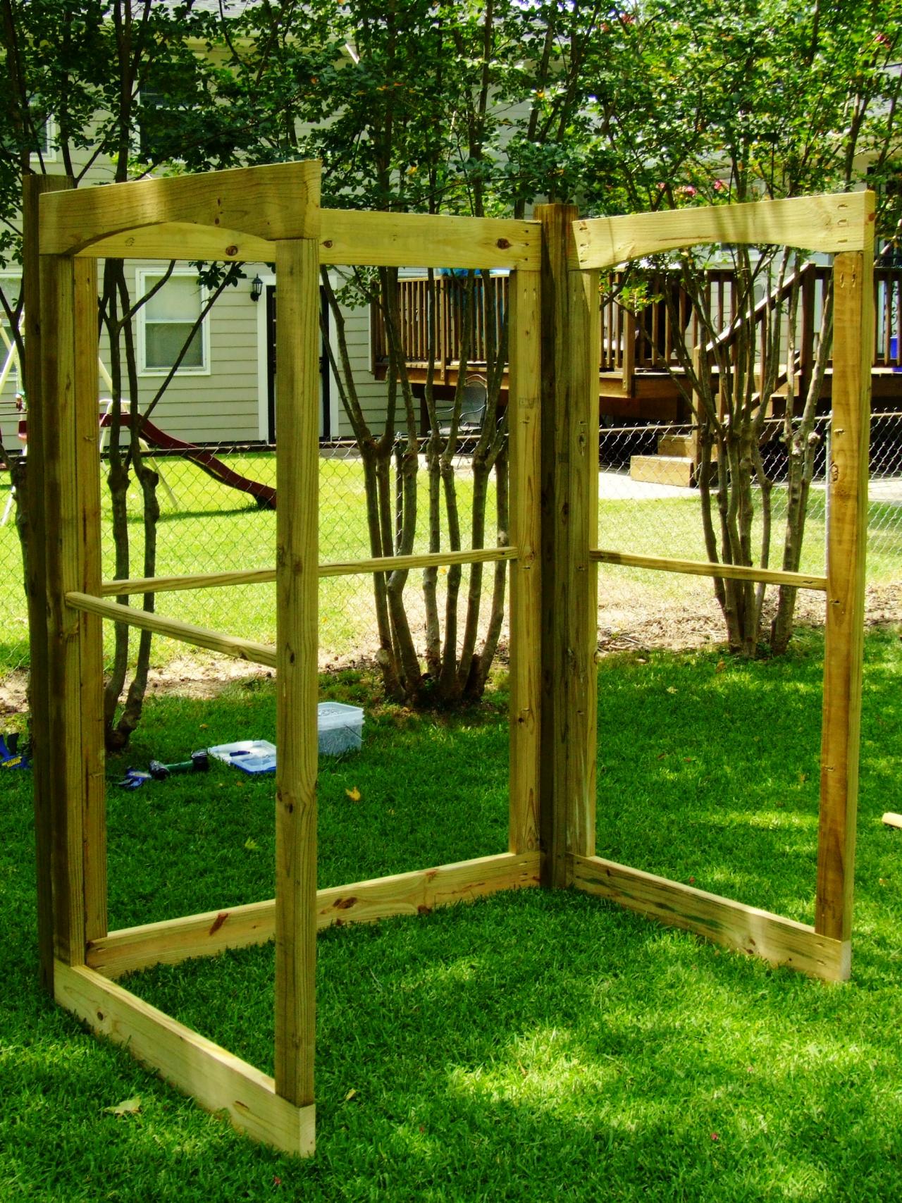 How to Build a Dog Run With Attached Doghouse | how-tos | DIY