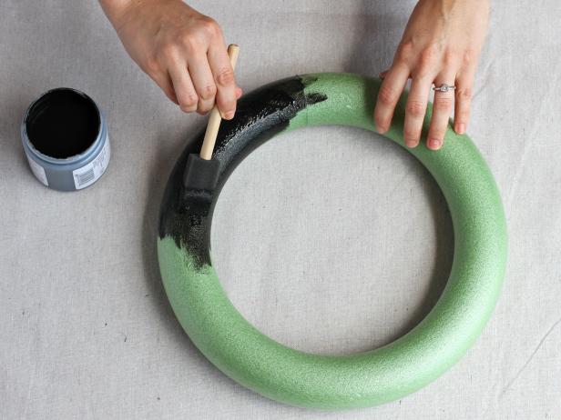 How To Make A Wreath With Scary Googly Eyes How Tos Diy