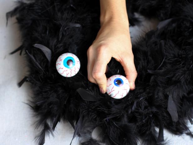 How To Make A Wreath With Scary Googly Eyes How Tos Diy