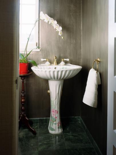 17 Clever Ideas For Small Baths Diy, Small Half Bathroom Ideas With Pedestal Sink