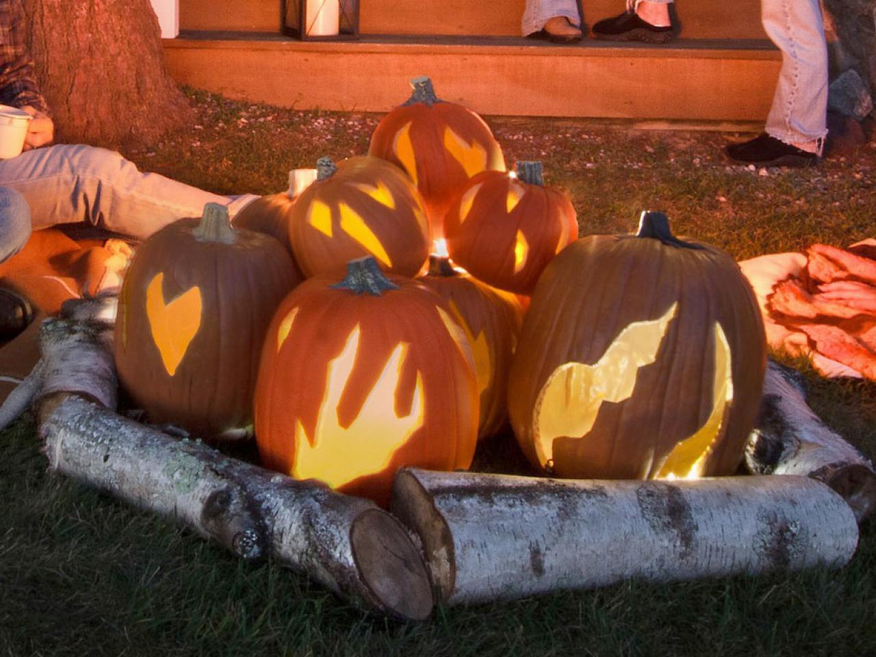 How to Make a Halloween Pumpkin Faux Bonfire | how-tos | DIY